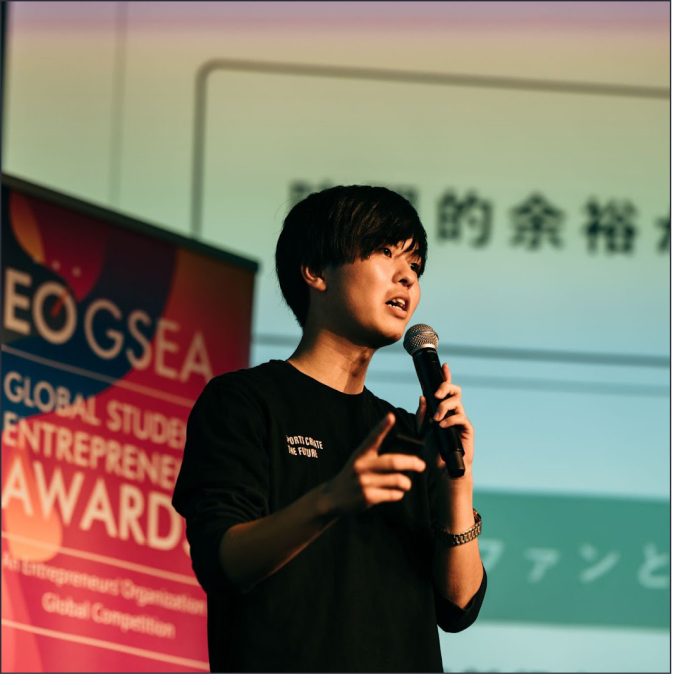 ステージでピッチを行う学生起業家